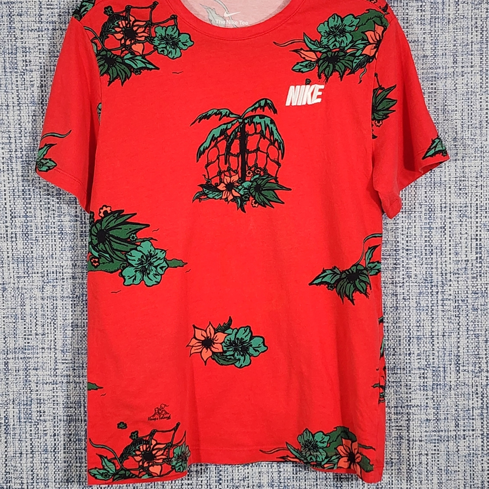 Nike Red Graphic T-Shirt Size M